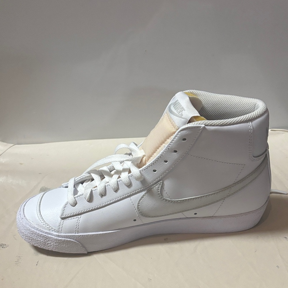 Authentic Nike  blaser mid78 White  High-Top Sneakers size 9